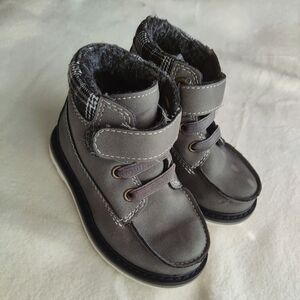 Size 6 Cat & Jack Gray Boots with Hook Loop Closure No Tie Winter Warm